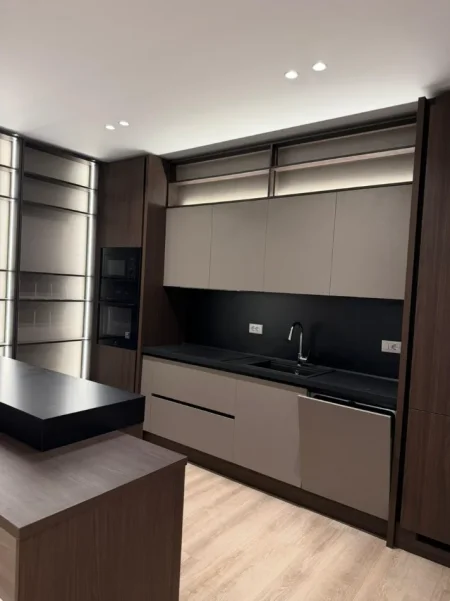 Tirane, jepet me qera apartament 2+1 Kati 3, 140 m² 2.800 € (LION PARK 1)