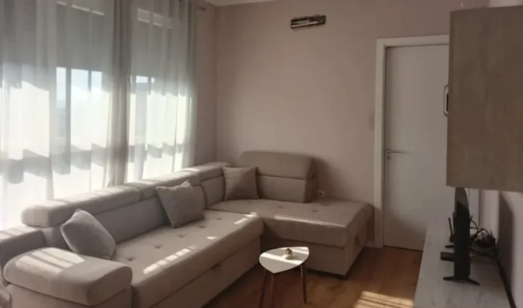 Tirane, jepet me qera apartament 1+1 Kati 9, 63 m² 500 € (Ali Demi)