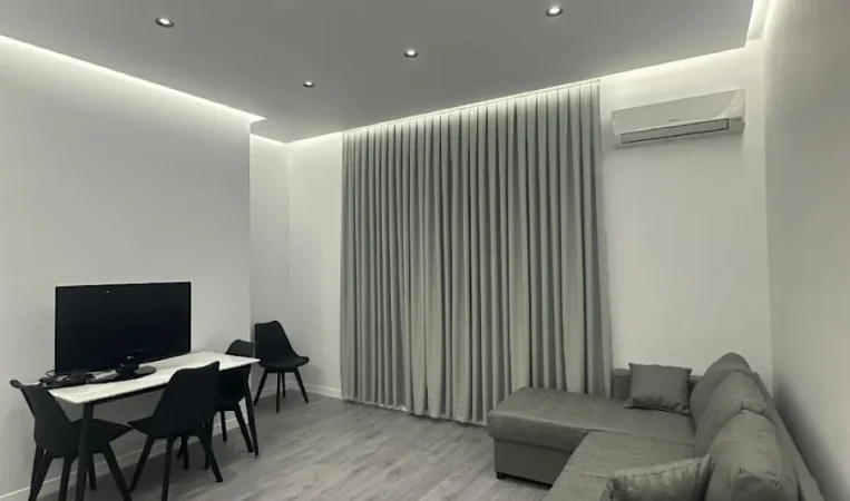 Tirane, jepet me qera apartament 1+1 Kati 1, 65 m² 700 € 