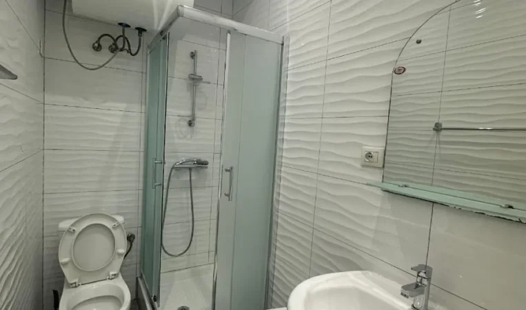 Tirane, jepet me qera apartament 1+1 Kati 1, 65 m² 700 € 