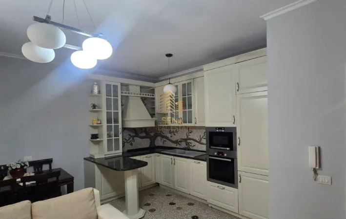 Tirane, jepet me qera apartament 1+1+Ballkon Kati 3, 70 m² 650 € (Komuna e Parisit)