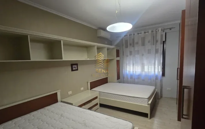 Tirane, jepet me qera apartament 1+1+Ballkon Kati 3, 70 m² 650 € (Komuna e Parisit)