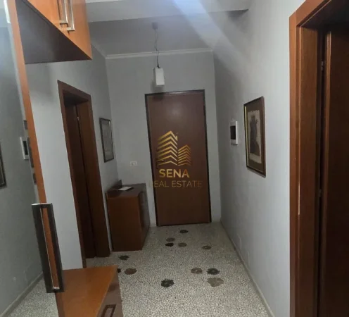 Tirane, jepet me qera apartament 1+1+Ballkon Kati 3, 70 m² 650 € (Komuna e Parisit)