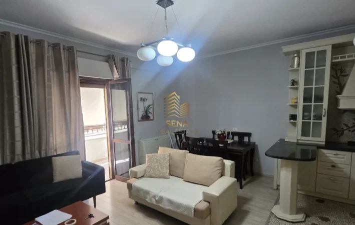 Tirane, jepet me qera apartament 1+1+Ballkon Kati 3, 70 m² 650 € (Komuna e Parisit)