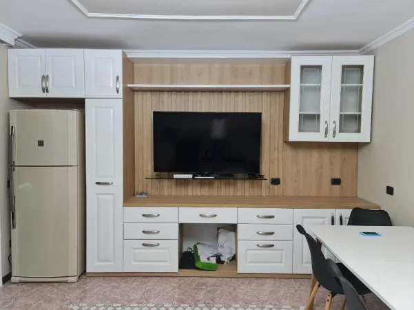 Tirane, jepet me qera apartament 3+1 Kati 4, 125 m² 750 € (BLLOKU)