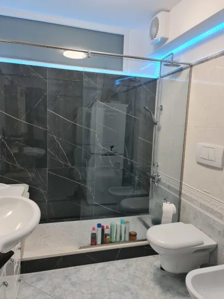 Tirane, jepet me qera apartament 3+1 Kati 4, 125 m² 750 € (BLLOKU)