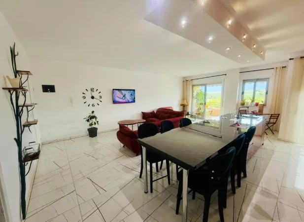 Tirane, jepet me qera apartament 2+1+Ballkon Kati 4, 137 m² 1.200 € (liqeni thate)