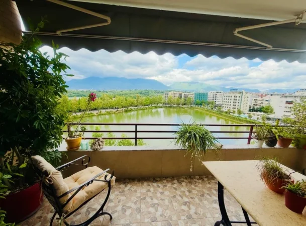 Tirane, jepet me qera apartament 2+1+Ballkon Kati 4, 137 m² 1.200 € (liqeni thate)