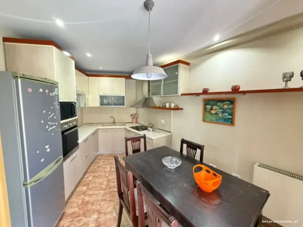 Tirane, jepet me qera apartament 2+1+Ballkon Kati 4, 127 m² 910 € (Rruga e Barrikadave)