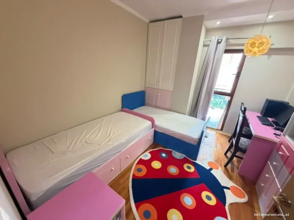 Tirane, jepet me qera apartament 2+1+Ballkon Kati 4, 127 m² 910 € (Rruga e Barrikadave)