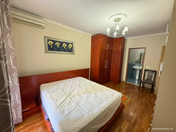 Tirane, jepet me qera apartament 2+1+Ballkon Kati 4, 127 m² 910 € (Rruga e Barrikadave)