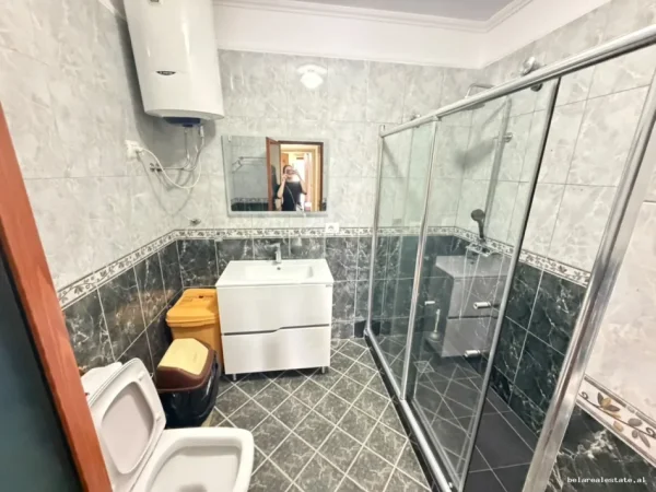 Tirane, jepet me qera apartament 2+1+Ballkon Kati 4, 127 m² 910 € (Rruga e Barrikadave)