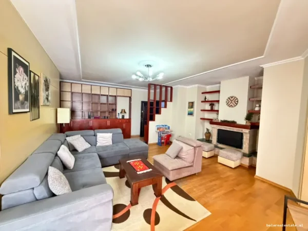 Tirane, jepet me qera apartament 2+1+Ballkon Kati 4, 127 m² 910 € (Rruga e Barrikadave)