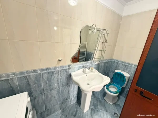 Tirane, jepet me qera apartament 2+1+Ballkon Kati 4, 127 m² 910 € (Rruga e Barrikadave)