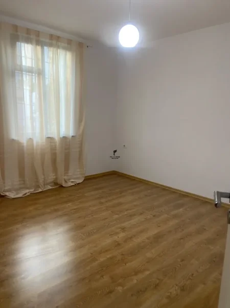 Tirane, jepet me qera apartament 1+1 Kati 2, 50 m² 650 € (BULEVARDI I RI)