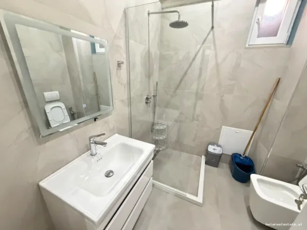 Tirane, jepet me qera apartament 1+1+Ballkon Kati 2, 64 m² 690 € (Rruga e Barrikadave)