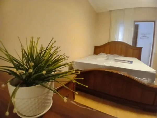 Tirane, jepet me qera apartament 2+1 Kati 1, 90 m² 400 € (Ali Demi)