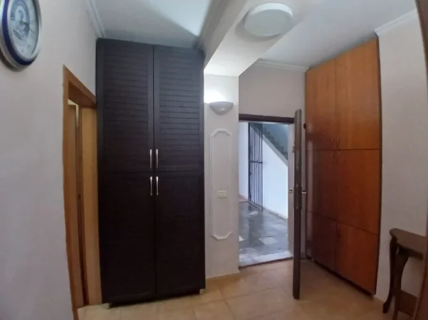 Tirane, jepet me qera apartament 2+1 Kati 1, 90 m² 400 € (Ali Demi)