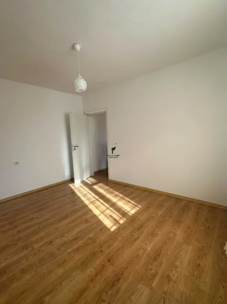 Tirane, jepet me qera zyre Kati 2, 50 m² 650 € (BULEVARDI ZOGU I 1)