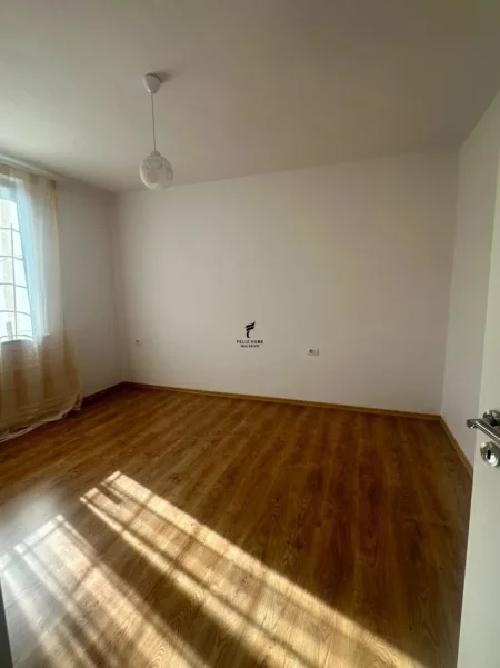 Tirane, jepet me qera zyre Kati 2, 50 m² 650 € (BULEVARDI ZOGU I 1)