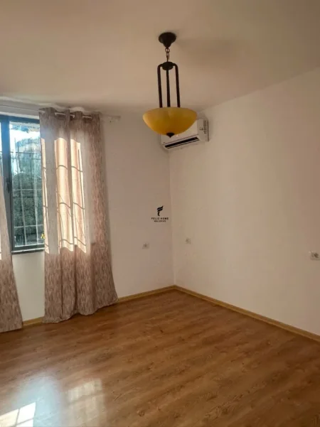 Tirane, jepet me qera zyre Kati 2, 50 m² 650 € (BULEVARDI ZOGU I 1)