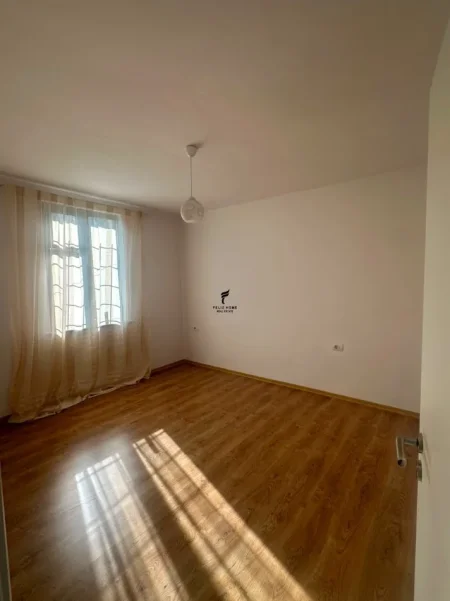 Tirane, jepet me qera zyre Kati 2, 50 m² 650 € (BULEVARDI ZOGU I 1)