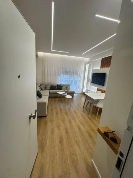Tirane, jepet me qera apartament 1+1 Kati 3, 75 m² 500 € (ALI DEMI)