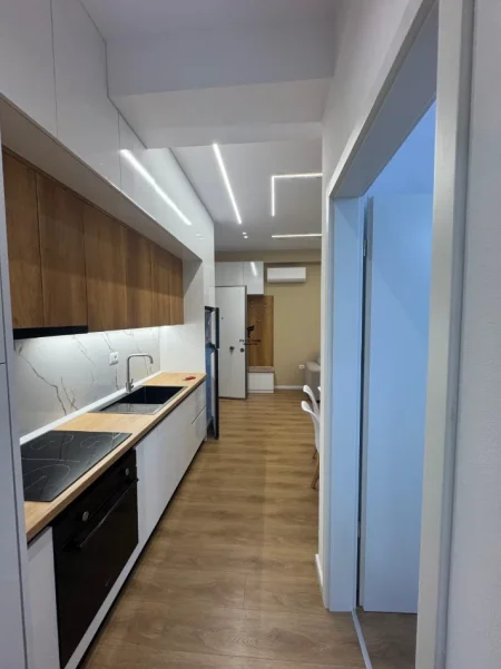 Tirane, jepet me qera apartament 1+1 Kati 3, 75 m² 500 € (ALI DEMI)