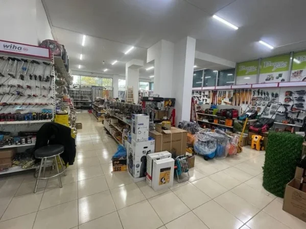 Tirane, shitet dyqan Kati 0, 194 m² 620.000 € (Kthesa e Kamzes)