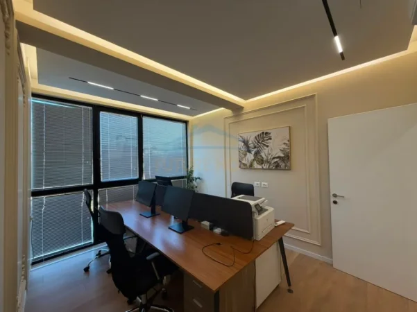 Tirane, jepet me qera zyre Kati 5, 104 m² 1.800 € (golden tower)
