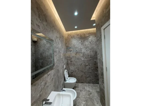 Tirane, jepet me qera zyre Kati 5, 104 m² 1.800 € (golden tower)