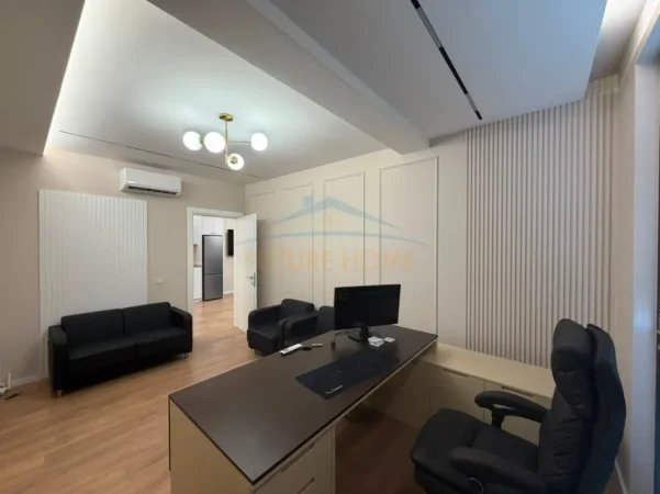 Tirane, jepet me qera zyre Kati 5, 104 m² 1.800 € (golden tower)