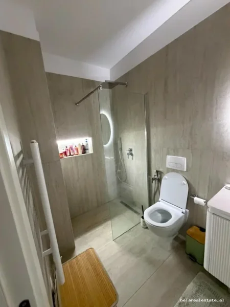 Tirane, jepet me qera apartament 1+1+Ballkon Kati 2, 65 m² 640 € (Liqeni i Thate)
