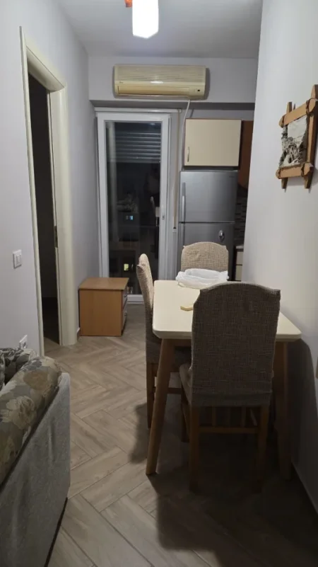 Tirane, jepet me qera apartament 1+1+Ballkon Kati 4, 70 m² 500 € (Rruga Mine Peza)
