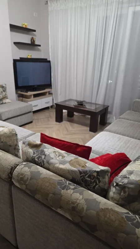 Tirane, jepet me qera apartament 1+1+Ballkon Kati 4, 70 m² 500 € (Rruga Mine Peza)