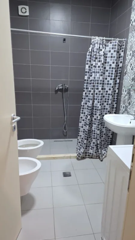 Tirane, jepet me qera apartament 1+1+Ballkon Kati 4, 70 m² 500 € (Rruga Mine Peza)