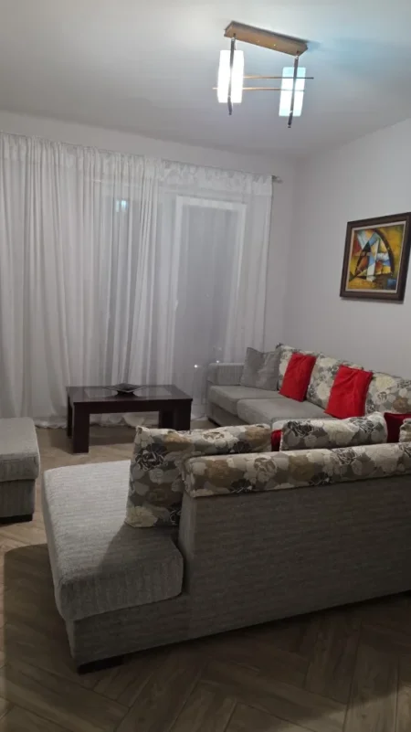 Tirane, jepet me qera apartament 1+1+Ballkon Kati 4, 70 m² 500 € (Rruga Mine Peza)