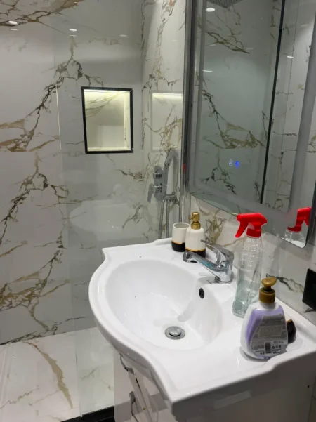 Tirane, jepet me qera apartament 2+1 , 80 m² 800 € (Rruga e Elbasanit, pranë Ambasadës Amerikane)