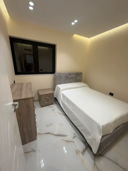 Tirane, jepet me qera apartament 2+1 , 80 m² 800 € (Rruga e Elbasanit, pranë Ambasadës Amerikane)