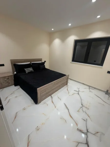 Tirane, jepet me qera apartament 2+1 , 80 m² 800 € (Rruga e Elbasanit, pranë Ambasadës Amerikane)