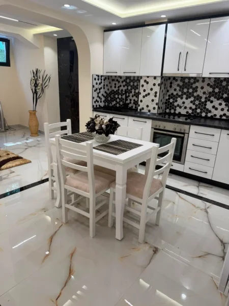 Tirane, jepet me qera apartament 2+1 , 80 m² 800 € (Rruga e Elbasanit, pranë Ambasadës Amerikane)
