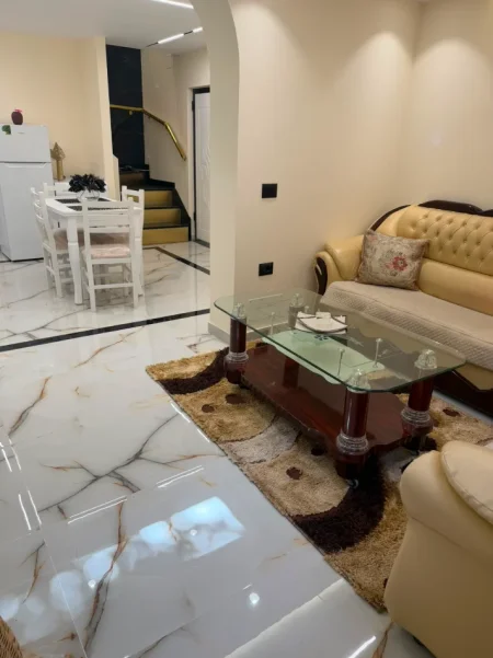 Tirane, jepet me qera apartament 2+1 , 80 m² 800 € (Rruga e Elbasanit, pranë Ambasadës Amerikane)