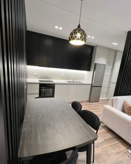 Tirane, jepet me qera apartament 2+1 , 85 m² 700 € 