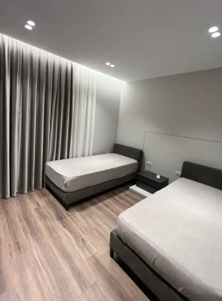 Tirane, jepet me qera apartament 2+1 , 85 m² 700 € 
