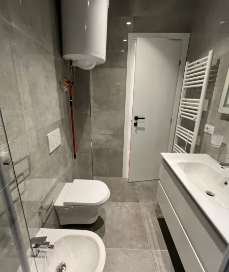 Tirane, jepet me qera apartament 2+1 , 85 m² 700 € 