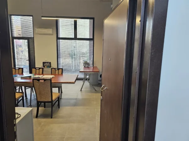 Shqiperi, shitet dyqan Kati 0, 52 m² 156.000 € (Rruga Jordan Misja)