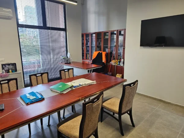 Shqiperi, shitet dyqan Kati 0, 52 m² 156.000 € (Rruga Jordan Misja)