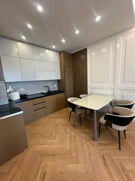 Tirane, jepet me qera apartament 1+1+Ballkon Kati 11, 75 m² 800 € (Golden Tower Mine Peza)