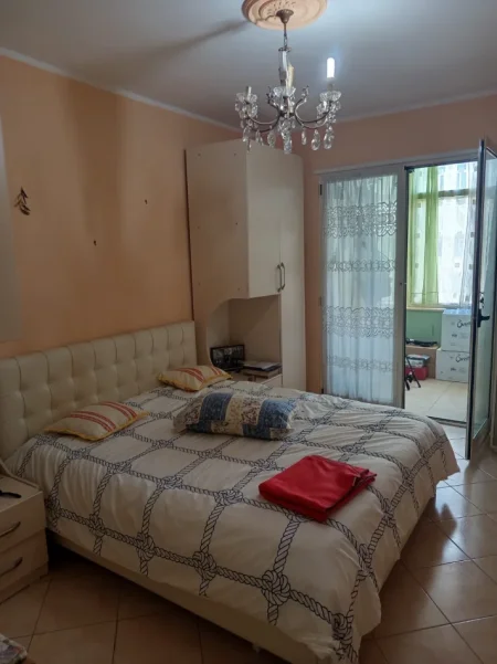 Shitet Apartament  tek Vollga