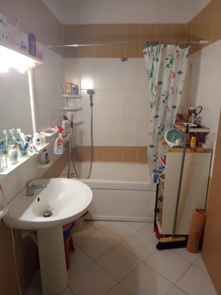 Shitet Apartament  tek Vollga